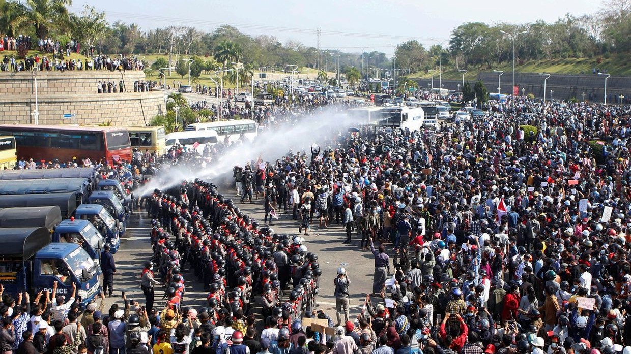 Police fire a water cannon at protesters demonstrating against the coup in Naypyitaw, Myanmar. ©REUTERS / Stringer 